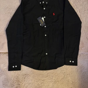 polo skjorta svart - helt ny oanvänd.