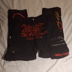 Minus Two Cargos - Riktigt feta cargos med snygg brodering och tryck, väl använda och lite slitna men har inga hål eller andra defekter. Storlek S, kan skicka mått vid behov och skriv för fler bilder eller frågor. Öppen för bud