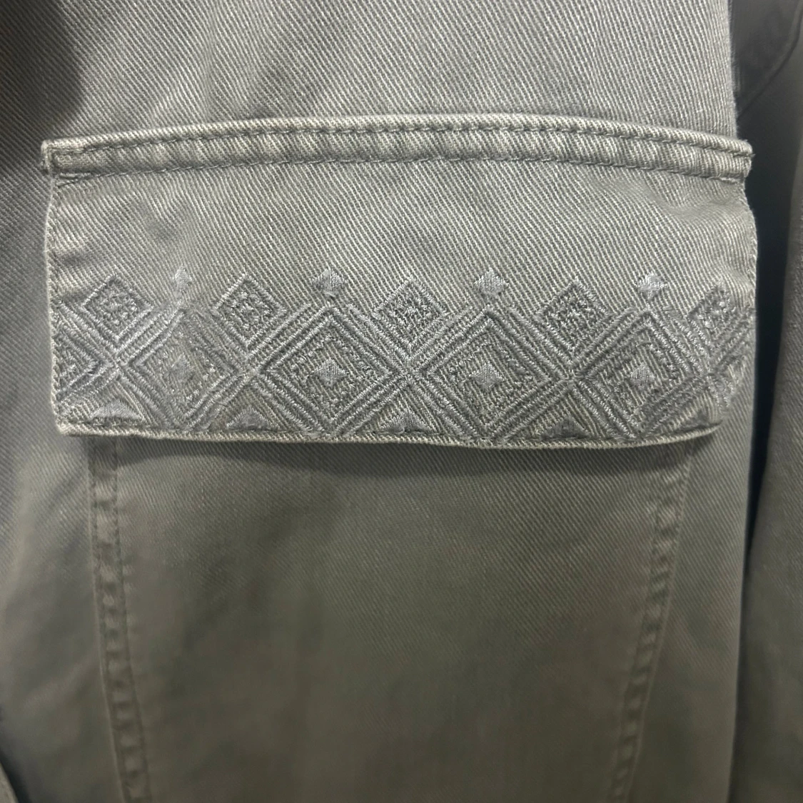 Grå overshirt från Zara med broderi - 2