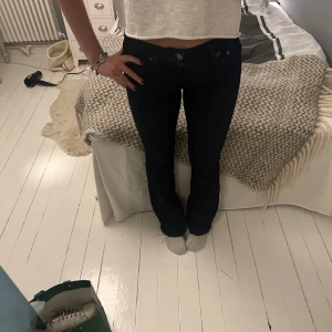 Lågmidjade jeans  - Mörkblå lågmidjade jeans 