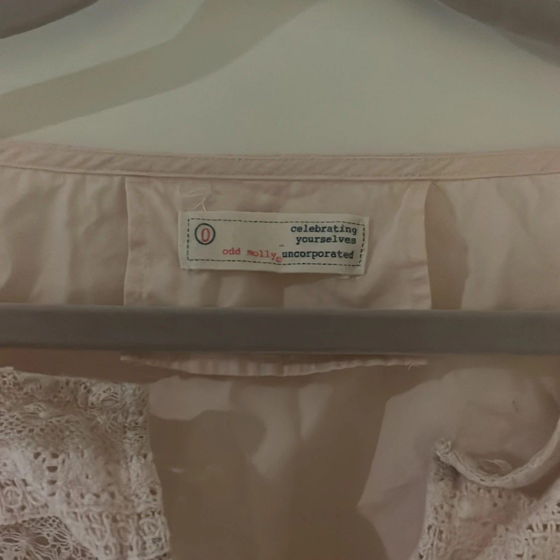 Ljusrosa blus med spets från Odd Molly - 1