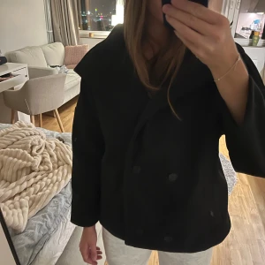 Svart kappa med hög krage - Jättefin aldrig använd pga att den inte passar mig, pris går att diskutera 