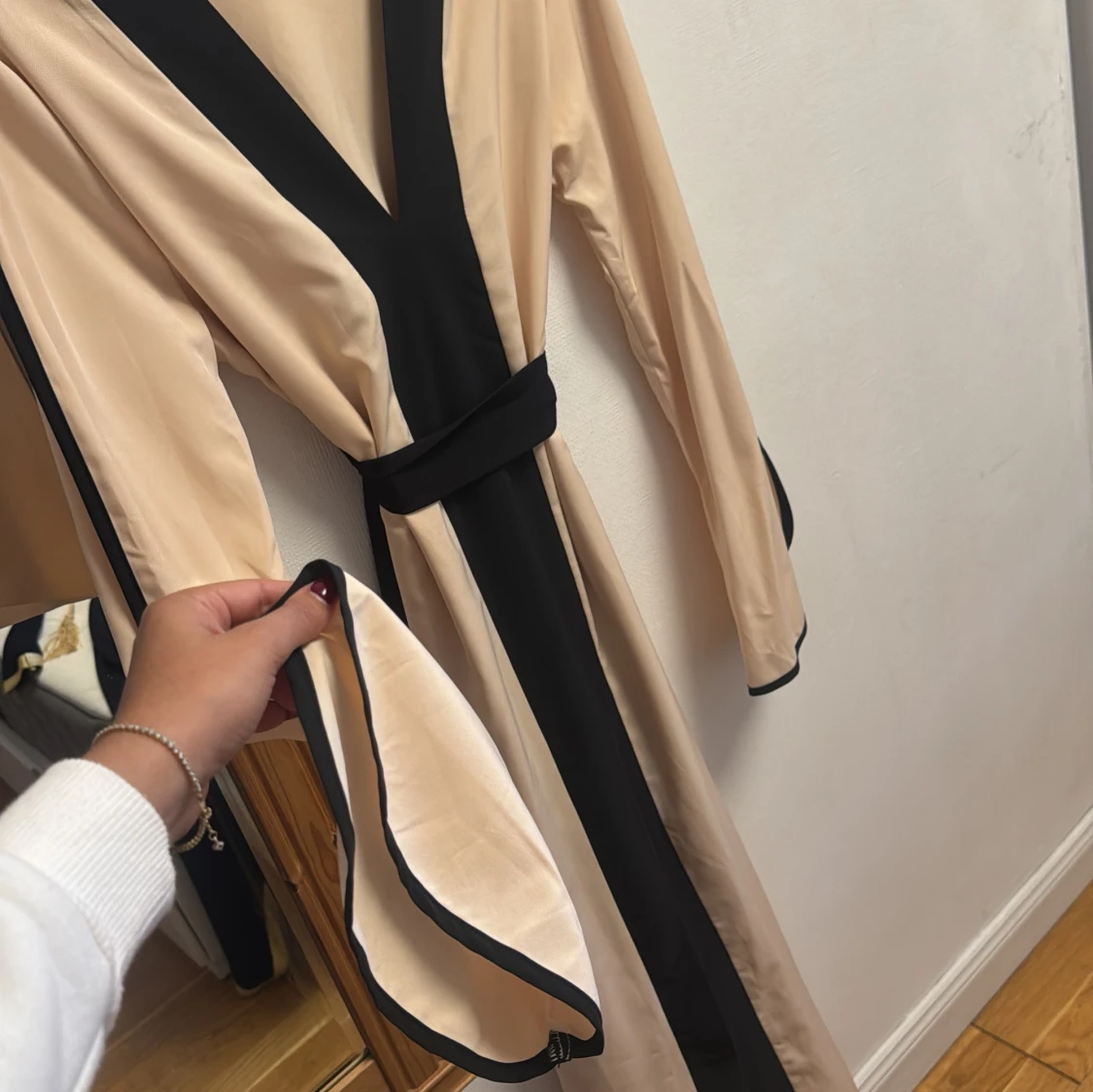 Beige och svart långklänning med v-ringning - 3