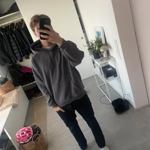 Grå hoodie från essentials - Säljer en enkel och stilren grå hoodie från Brooklyn Cloth. Jag på bilden är 178 och passar bra! 