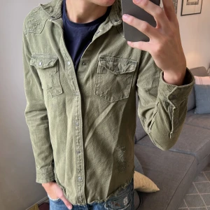 Overshirt/Jeansjacka Olivgrön - Trendig och stilren. Perfekt att kombierna med hoodie under. Inga defekter skriv vid fundering ✌️