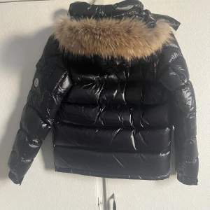 Moncler maya  jacka  - Säljer en moncler jacka i perfekt skick. Customized med äkta päls och är unisex. Pris kan diskuteras 🤍✨