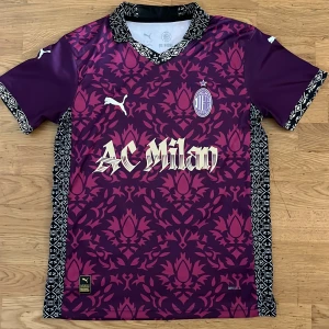 AC Milan Puma fotbollströja Leão #10 - Unik AC Milan fotbollströja från Puma med Rafa Leão #10 på ryggen. Tröjan är lila med rosa blommigt mönster, svarta och vita detaljer på krage och ärmslut. Tillverkad i lätt funktionsmaterial med DryCell-teknologi. Perfekt för dig som vill sticka ut på planen eller läktaren.