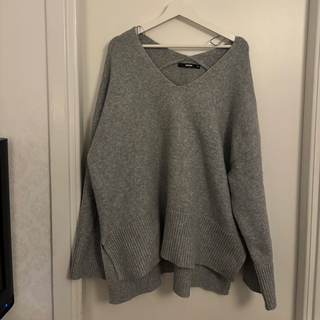 Grå stickad v-ringad tröja Bik Bok