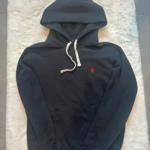 Ralph lauren hoodie - Super snygg ralph lauren hoodie. Strl 14-16 eller xs. Väldigt bra skick. Inga defekter.