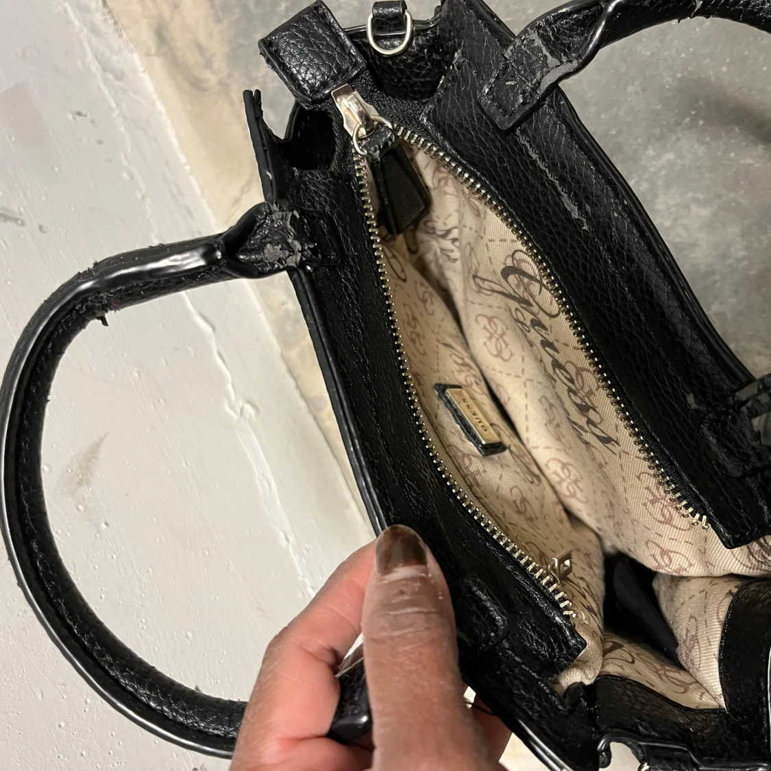 Vit och svart handväska från Guess - 2