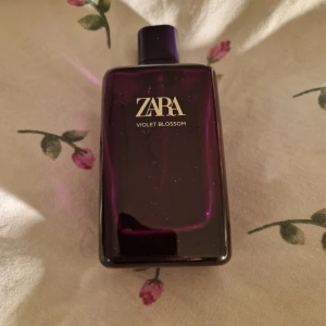 Zara Violet Blossom parfym - Zara Violet Blossom är en stilren parfym i en mörklila flaska. Har en modern och trendig doft.