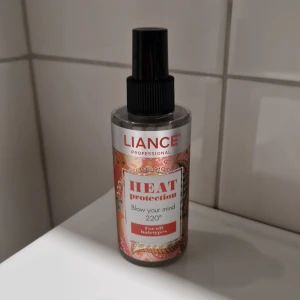 Liance Heat Protection spray - Säljer en Liance Heat Protection spray som skyddar håret mot värme upp till 220°C. Passar alla hårtyper och är perfekt för styling med plattång eller hårfön. Passar både man och kvinna ☺️