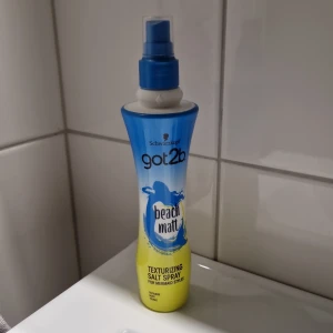 Schwarzkopf got2b Beach Matt Salt Spray - Texturizing salt spray från Schwarzkopf got2b. Perfekt för att skapa mer volym och textur i håret med en beachig känsla. Ger en matt finish och är enkel att använda. Passar både man och kvinna🌟