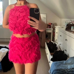 IBIZA SETT - Säljer detta snygga skrikrosa sett med fjädrar!!🩷Sååå snygg att ha utomlands med en bränna eller på ett speciellt tillfälle. Jag har endast använt de 1 gång när jag fyllde år!!! Köpt ifrån NAKD för ca 2 år sedan men som ny!! Toppen går att justera så vill du ha den tajtare kan du göra den tajtare🩷