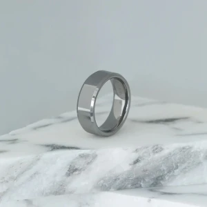 Titan Ring - ✔ Material: Tungsten ✔ Bredd: 8mm ✔ Yta: Högpolerad & fasetterad ✔ Insida: Polerad för maximal komfort ✔ Egenskaper: Svårslagen reptålighet OBS‼️‼️‼️BETALNING SKER VIA ENVICTUS HEMSIDA !!🤩