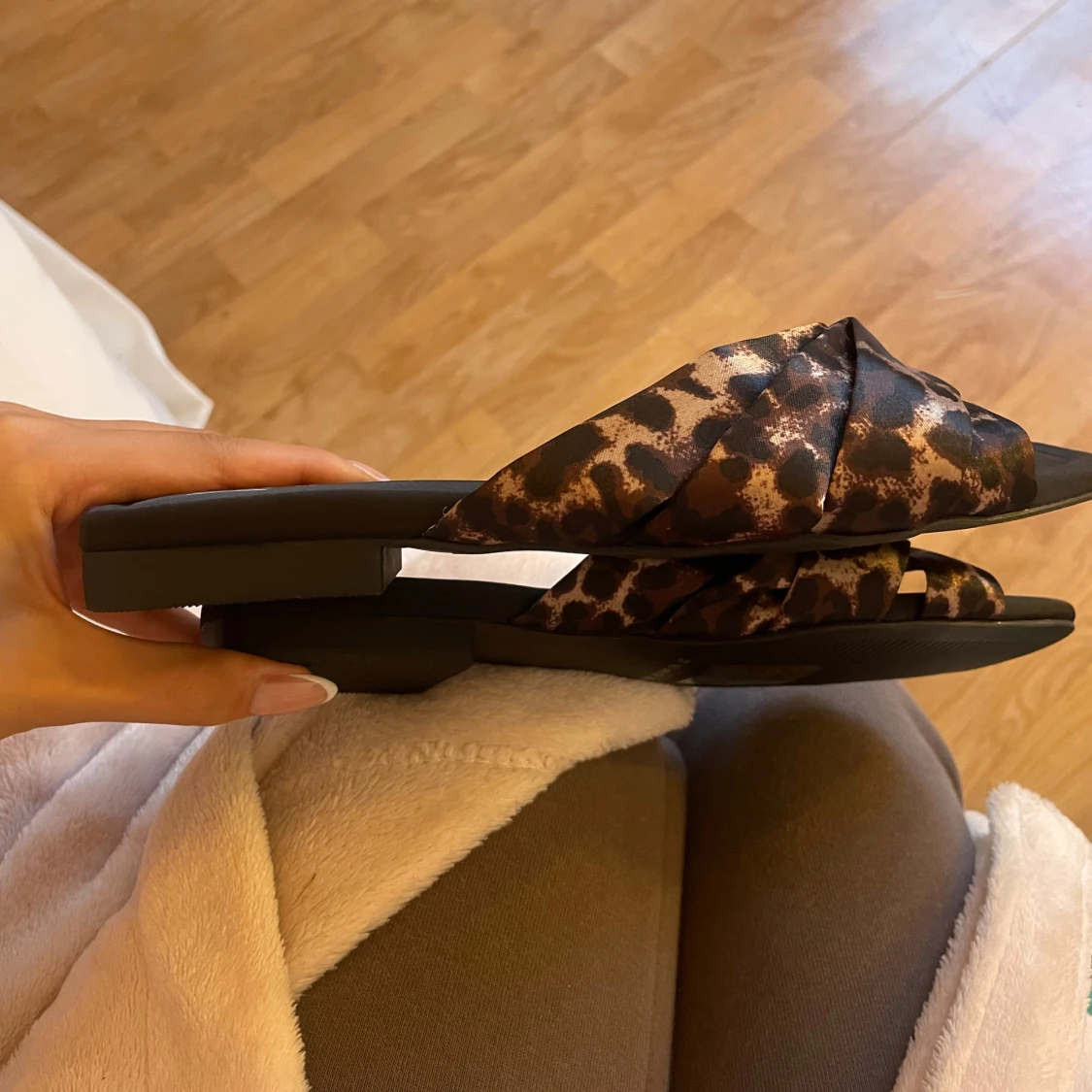 Leopardmönstrade sandaler med rosett - 1
