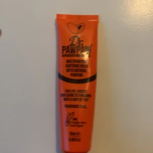 Dr. Pawpaw multipurpose balm orange - Dr. Pawpaw multipurpose soothing balm i orange tub, 25 ml. Vegansk och cruelty free. Kan användas på läppar och kinder för en hint av färg. Innehåller naturlig pawpaw och är parfymfri. Perfekt att ha i väskan för snabb touch up.är inte helt full!
