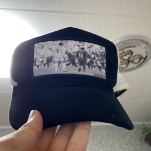 Limiterad keps från Lozama - En limiterad velvet keps från  Lozama  det är inget fel med den men jag använder inte den men kan säga att den är i typ nyskick pris kan diskuteras 