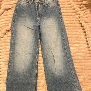 Wide jeans från &Denim, hög midja - Blåa wide fit jeans från &Denim med ultrahög midja och regular fit