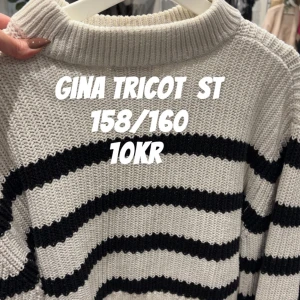 Randig stickad tröja Gina Tricot - Säljer en stickad tröja från Gina Tricot i vit  med svarta ränder. Tröjan har en ribbad, hög hals och är långärmad. Perfekt för dig som gillar en klassisk och avslappnad stil.