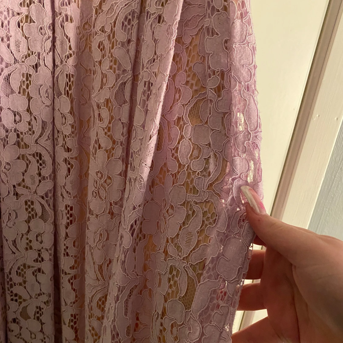 Ljuslila spetsklänning med smala axelband - 4