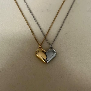 Bestfriend Necklace - Two necklaces with one split heart pendant on each. Perfect for bestfriends🤩 Never used, 18K gold plated and silver plated and made out of stainless steel and nickel-free. Chain length 40+5cm. If you have any more questions, feel free to reach out 🤗