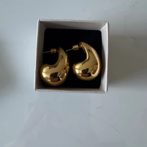 Drop örhängen  Muli Collection - Säljer ett par stora droppformade örhängen från Muli Collection. Örhängerna är guldplaterade och därmed av mycket bra kavlitet. Endast använda en gång, säljer då de inte kommer till användning. Hör gärna av dig vid frågor! (Tryck inte på köp nu direkt!!)🫶. 
