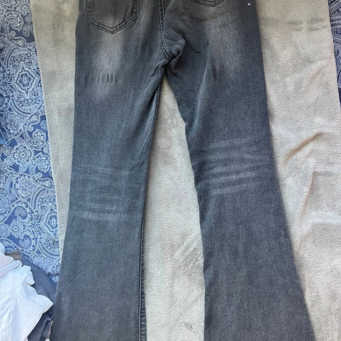 Grå bootcut jeans med tvättad look - 1