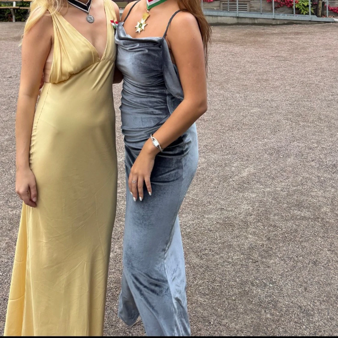 Supersnygg silver långklänning - 1