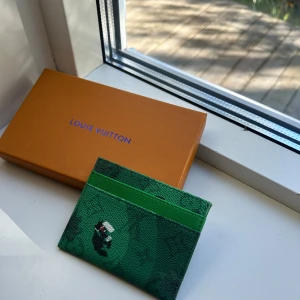 Grön Louis Vuitton cardholder golfdesign - Riktigt fet cardholder från LVs senaste kollektion, med skön golfdesign för alla golfälskare. Denna är väldigt eftertraktad och först på marknaden på Plick så se till att passa på. Först till kvarn!🫱🏼‍🫲🏽