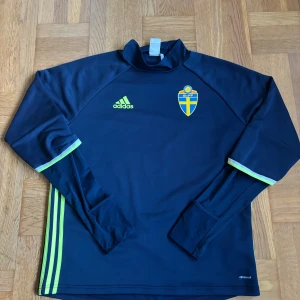 Sverige överdragströja, Size L - Mörkblå sverige överdragströja som är i mycket bra skick. Size L, Pris 150kr men kan diskuteras vid intresse! 😍