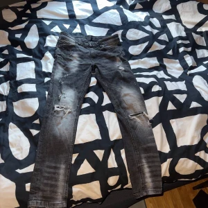 Supply & demand jeans - Tjena! Säljer nu mina gamla supply & demand jeans för att jag har bytt stil och dem är för små. Jeansen köptes från JD sports ungefär 3 år sedan men har inte använt dom på 2.5 år för jag växte ur dom ganska fort.  Dom finns i Fruängen. Mvh Leon.