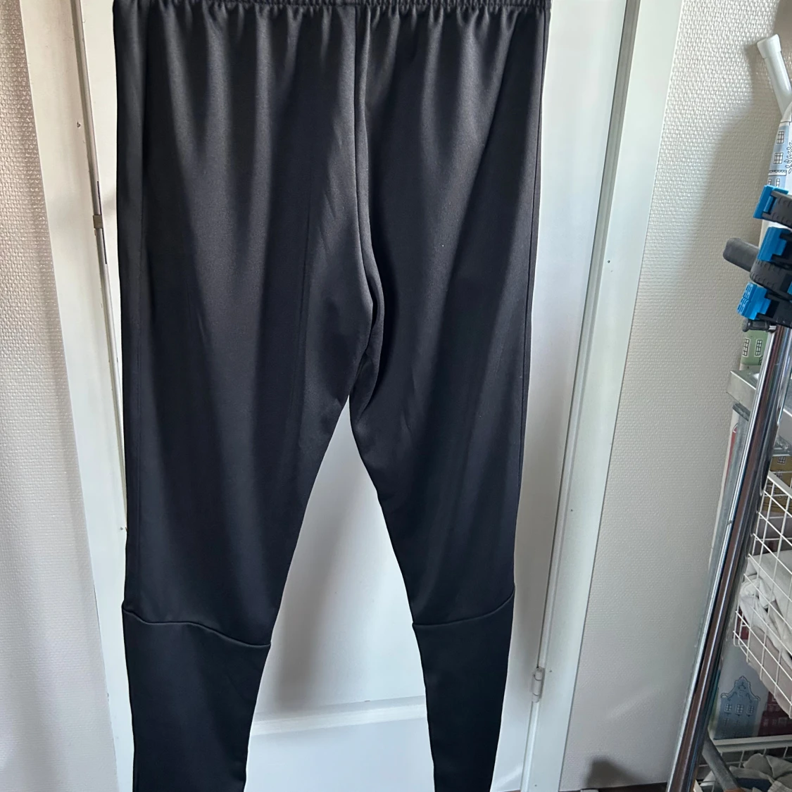 Svarta träningsbyxor från SOC strl 170 - 1