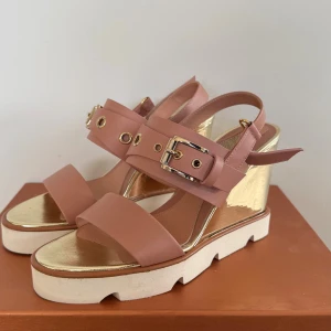 Baldinini sneakers - Hej! Sälj nu dessa snygga och sällsynta Baldinini sneakers! Storlek 37 Skick 10/10 (helt nya) Nytt pris = 3998 kr Sälj för = 1998 kr! Allt tillkommer vid köp (Låda och dustbag)  