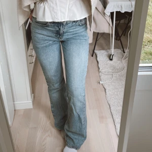 Blå bootcut jeans midrise - Snygga ljusblå jeans med bootcut-modell som är midrise. Klassisk femficksdesign och dragkedja med knapp framtill. Jeansen har en lätt tvättad look och är tillverkade i mjukt denimtyg som sitter skönt på kroppen.
