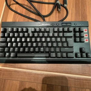 Corsair Gaming K65 LUX RGB Keyboard - Corsair K65 LUX RGB är ett kompakt mekaniskt tangentbord med RGB-belysning. Tangentbordet är i gott skick men saknar några tangenter på numpaden. Perfekt för gaming och skrivbord med begränsat utrymme. USB-anslutning och robust aluminiumram.