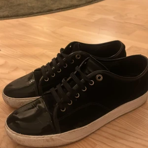 Lanvin - Lanvin - storlek: 43 | Skick: Mycket bra skick | Tillbehör: Dustbag | Skorna är målade med skofärg | pris går att förhandla med måste vara rimligt
