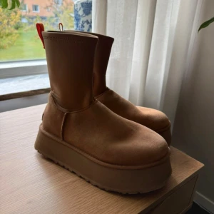 Uggs dipper - Uggs med platåsula i modellen ”Classic Dipper” använda med fortfarande i mycket fint skick!   Syns att de är använda på sulan. Men i övrigt inga defekter!   Supersköna, varma och snygga.  Storlek 40 och är true to size