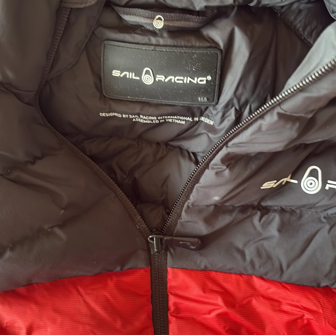 Röd och svart pufferjacka Sail Racing  - 3