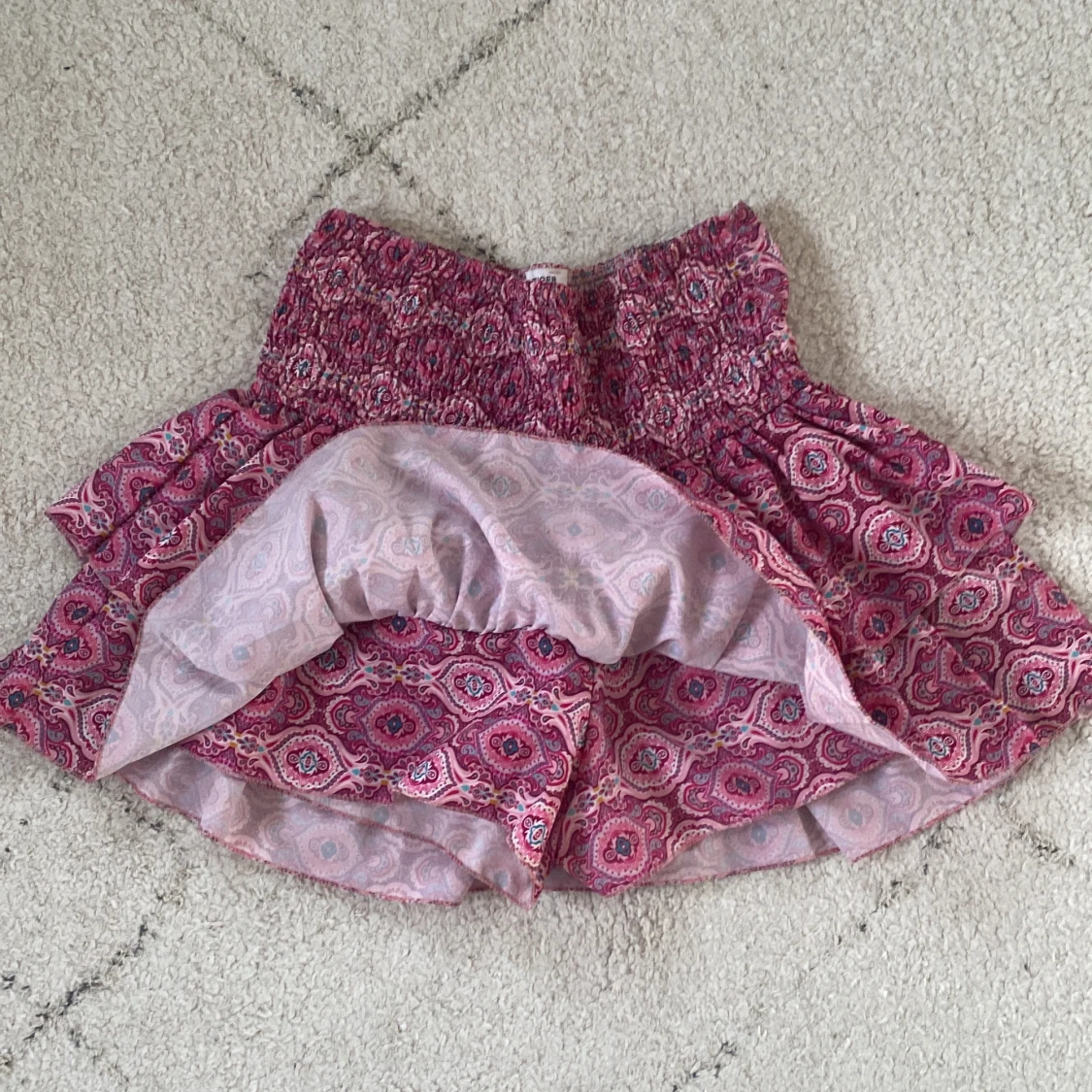 Rosa volangkjol med mönster - 1