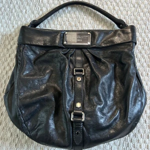 By Marc Jacobs väska  - Snygg väska från Marc Jacobs som är i bra skick. Väskan är gjord i äkta skinn. Den är rymlig inuti, så den passar både till vardag eller annat! 