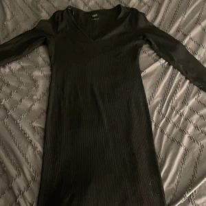 Svart klänning  - En svar vardaglig klänning perfekt för alla tider skön enkel och fin 