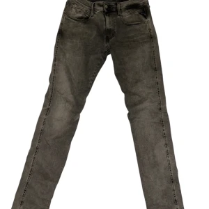 !LÅGT PRIS! Replay - Dessa jeans är ett väldigt fina och stiliga. Modellen heter Anbass (slim fit) och är från märket Replay. Det är väldigt stretchiga och mjuka vilket är väldigt skönt då de inte är lika osköna som andra jeans. Ny pris ligger runt ~1600 men jag säljer dem för 699 men kan tänka mig lägre. W31 L34