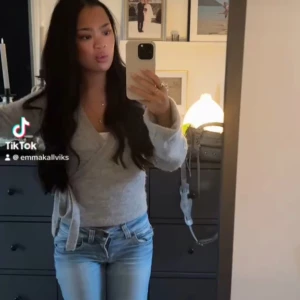 Ljusgrå omlottkofta med knyt - Supermysig ljusgrå omlottkofta med knyt i sidan och v-ringad hals. Koftan har långa ärmar och är gjord i ett mjukt stickat material. Säljer då jag inte använder den!