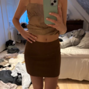 Mini kjol - Kort brun kjol ifrån Zara, aldrig använd med prislapp kvar. Köpt i somras, slutsåld på hemsidan. Passar xs-s. Så fin