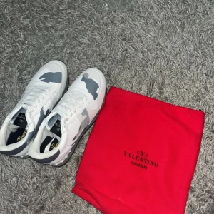 Valentino Rockrunner sneakers vit/grå - Säljer ett par Valentino Rockrunner sneakers. Storlek 43 men passar 44