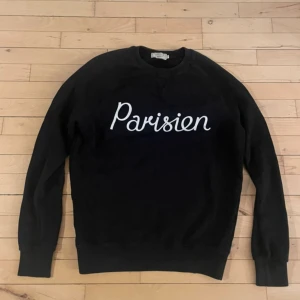 Maison Kitsune sweatshirt - Säljer denna feta maison kitsune sweatshirt för endast 550 kr (nypris ca 2000 kr). Tveka inte på att fråga vid funderingar! Pris kan diskuteras.