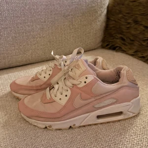 Sneakers  - Sneakers i ljusrosa och vitt med klassisk chunky sula och synlig enhet. Skorna har snörning, rund tå och detaljer i syntet och mesh för en sportig vibe. Perfekt för dig som gillar retrostil och vill sticka ut med färg på fötterna.