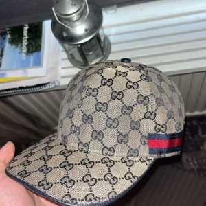 Gucci keps  - Snygg keps från Gucci. Aldrig använd, helt nytt skick. Priset kan diskuteras vid snabb affär