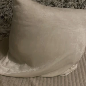 Den är bra när man vil fila  - Ingen elektronikprodukt identifierad på bilden. Bilden visar en kudde med ett ljust överdrag, utan synliga elektroniska komponenter, märken eller modeller. Ingen information om funktioner, skick eller specifikationer relaterade till elektronik.